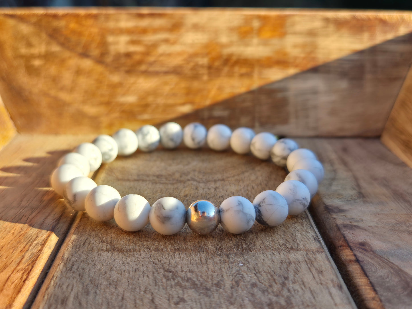 Nahle® 8mm Naturstein-Armband Howlith mit 925 Silberperle