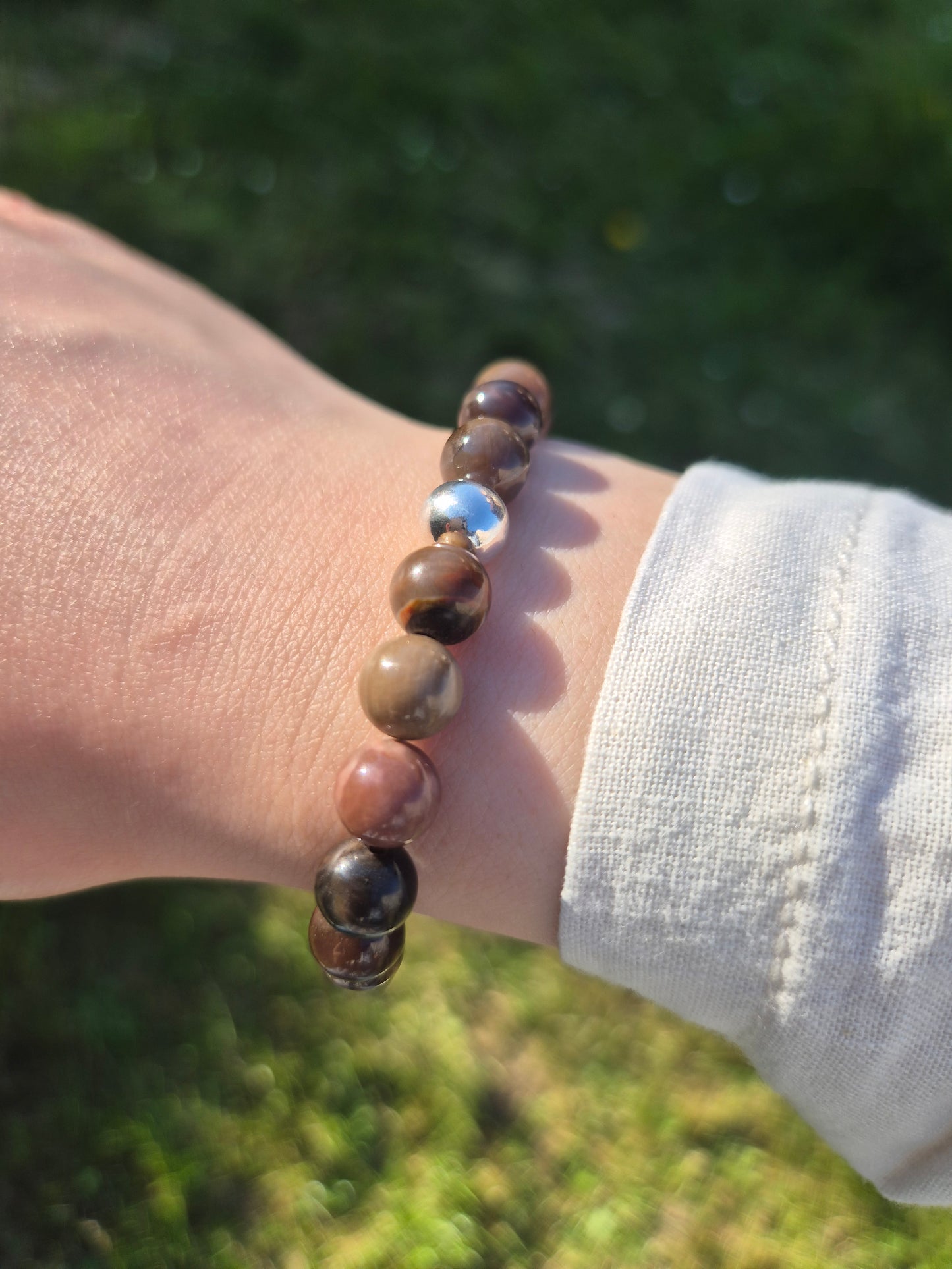 Nahle® 8mm Versteinertes Holz Naturstein-Armband 925 Silberperle